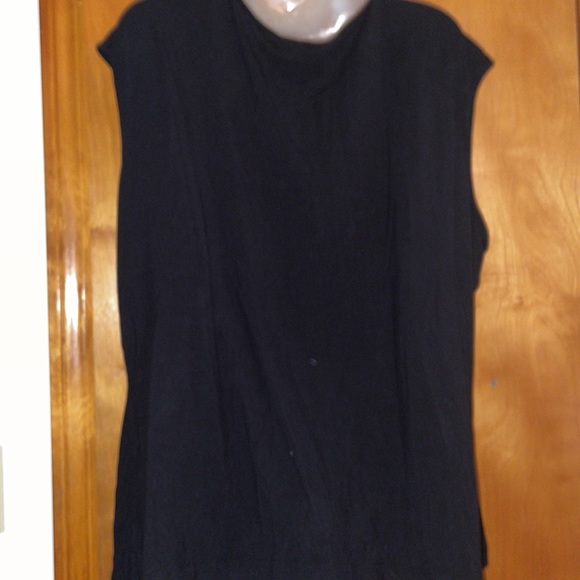 Black sleeveless V neck top with pleat in middle - Picture 3 of 4